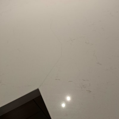 משטח שיש בהיר עם חיבורים נראים לעין