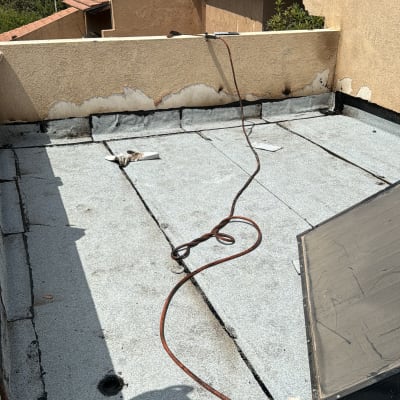 גג אטום עם יריעות ביטומניות וחוטים