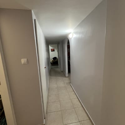 מסדרון עם קירות צבועים ורצפת אריחים