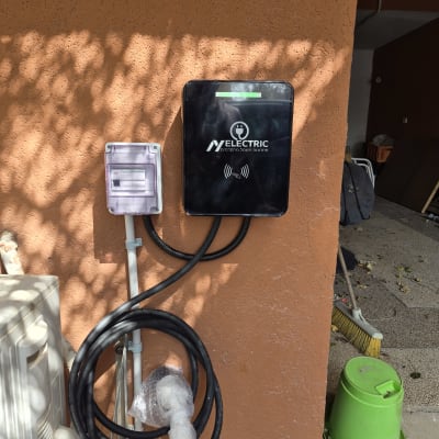 עמדת טעינה חשמלית מותקנת על קיר חיצוני