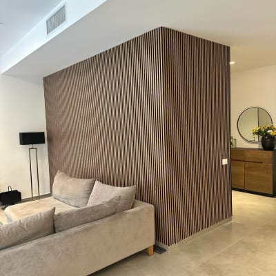 קיר עץ עם חריצים אנכיים בסלון מודרני