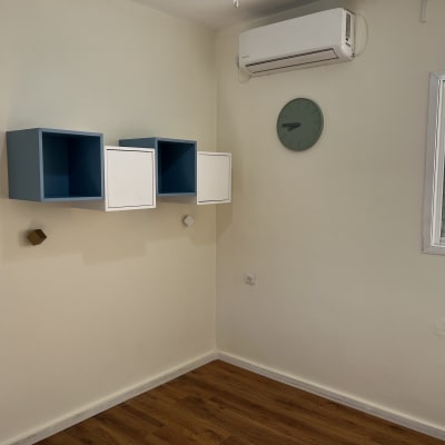 קירות צבועים בלבן עם קוביות מדפים כחולות ולבנות