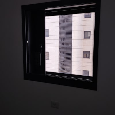 חלון אלומיניום עם מסגרת כהה