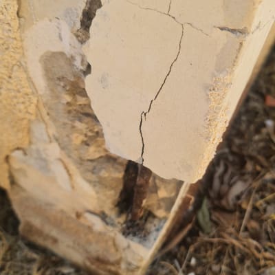 סדק בקיר בטון עם חשיפת ברזל