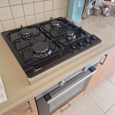 כיריים גז ומכשירים במטבח מודרני