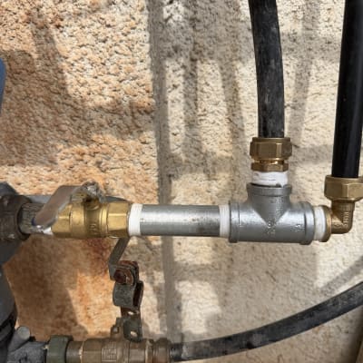 חיבור ופיצול צנרת מים חדשה ליד שעון המים