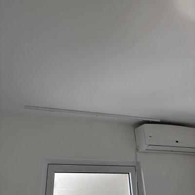 מזגן מותקן על קיר ליד חלון