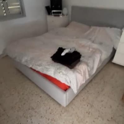 חדר שינה עם מיטה זוגית ומצעים