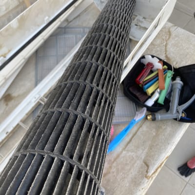 חלקי מזגן וכלי עבודה על שולחן