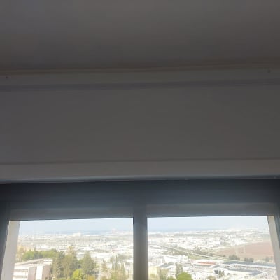 מסגרת אלומיניום לחלון עם נוף עירוני