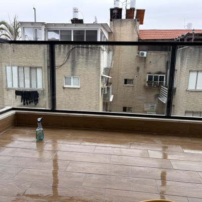 מרפסת נקייה עם בקבוק חומר ניקוי על הרצפה