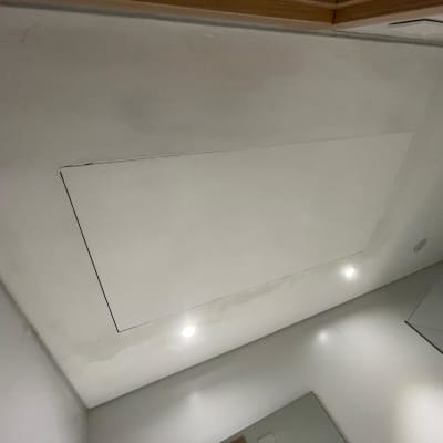 תקרת גבס עם תאורה שקועה ושני פאנלים