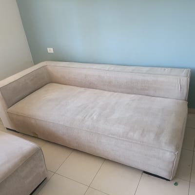 ספה בהירה בחדר עם קיר כחול