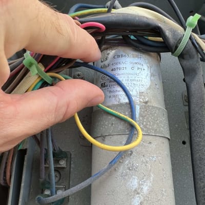 קבל חשמלי עם חוטים צבעוניים במזגן