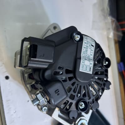 אלטרנטור לרכב עם תווית מספרים וברגים