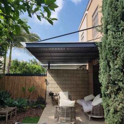 פרגולה מאלומיניום עם קורות אופקיות בגינה