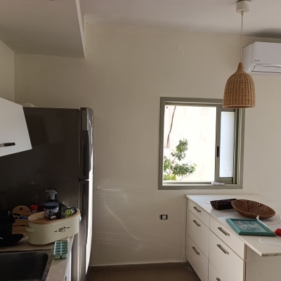 מטבח עם קיר צבוע, מקרר, כיור וחלון