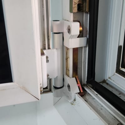 ציר חלון מתכת לבן עם מנגנון נעילה