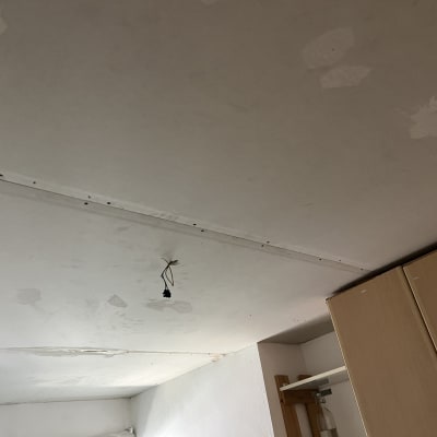 תקרת גבס עם חוטים חשמליים חשופים