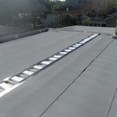 גג אטום עם יריעות ביטומניות ואיטום סביב צינור