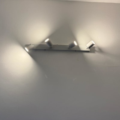 תאורת קיר עם ארבעה פנסים