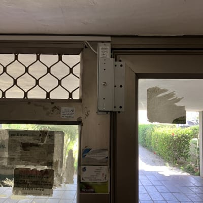 מערכת אינטרקום מותקנת על דלת כניסה