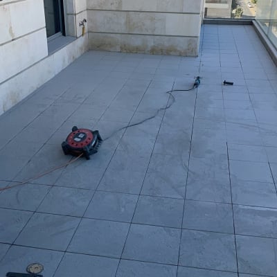 כבל מאריך וכלי עבודה על רצפת מרפסת