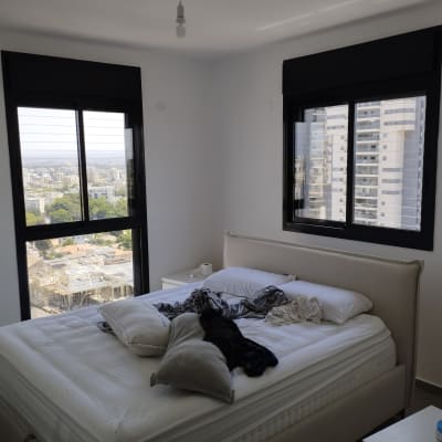 חלונות אלומיניום שחורים בחדר שינה מואר