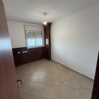 חדר ריק עם קירות צבועים ורצפת קרמיקה