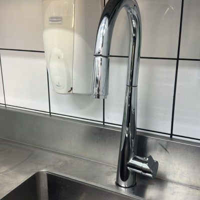 ברז נירוסטה וכיור במטבח עם מתקן סבון קיר