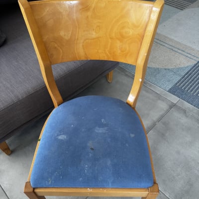 כיסא עץ עם מושב כחול מלוכלך, מתאים לניקוי ספות.