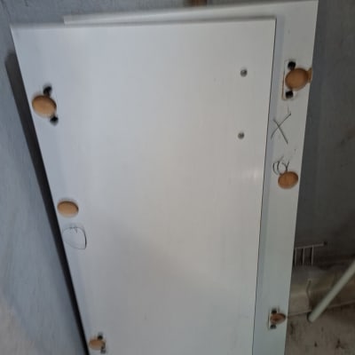 דלת לבנה עם ידיות עץ על רצפה