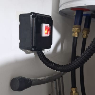 מתג חשמלי עם נורית חיווי אדומה וצינורות חיבור