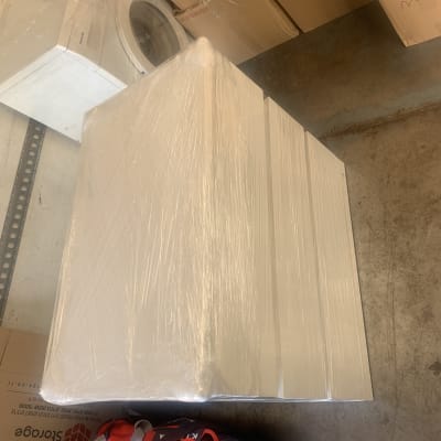 מכונת כביסה וארגזים עטופים בניילון לאריזה והובלה