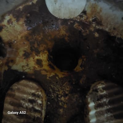 חור חלוד עם סימני שחיקה