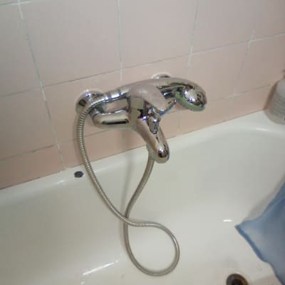 ברז אמבטיה עם צינור מקלחת מתכתי