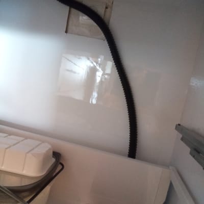 צינור חשמל גמיש מחובר לקיר