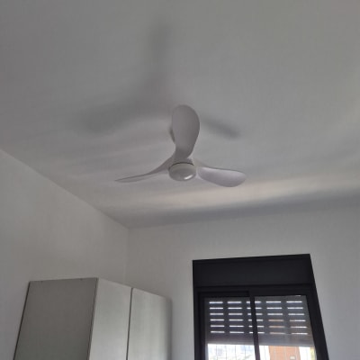 מאוורר תקרה בחדר עם חלון וארון