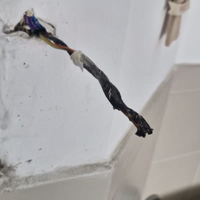 חוטי חשמל חשופים יוצאים מהקיר