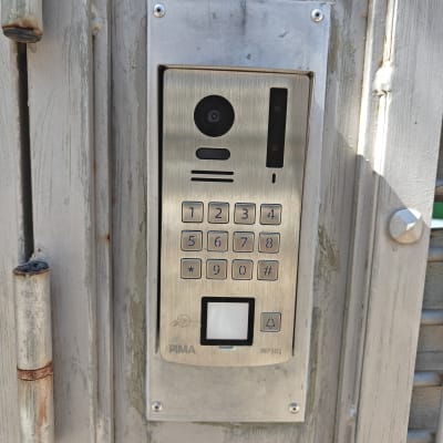 אינטרקום מתכתי עם מצלמה ולוח מקשים