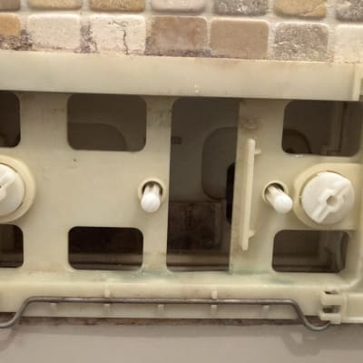 מנגנון פנימי של ניאגרה סמויה במהלך תיקון או תחזוקה