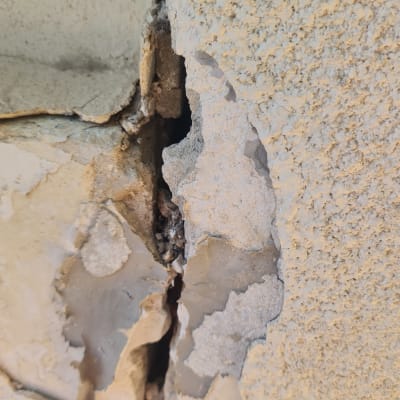 סדק בקיר עם טיח מתקלף