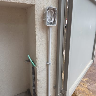 תיבת חיבורים ליד שער חשמלי