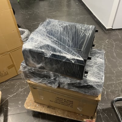 ארגזים עטופים בניילון על עגלה במעבר