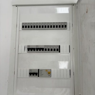 לוח חשמל עם מפסקים וחיווט