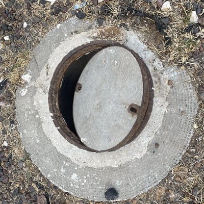 פתח ביוב פתוח עם מכסה בטון