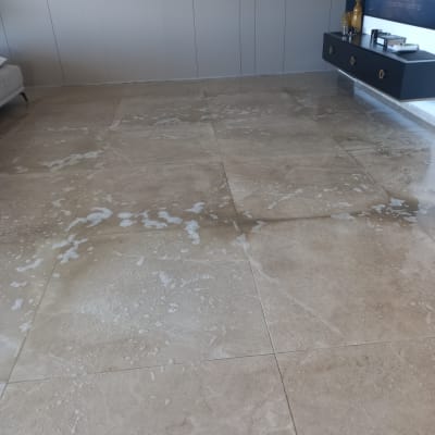 רצפה רטובה עם סבון לניקוי