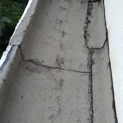 איטום גג עם זפת שחורה וסדקים קטנים