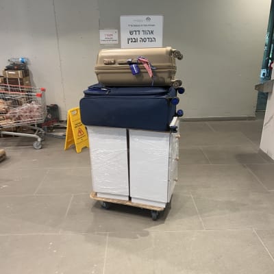 מזוודות וארגזים על עגלה במעבר