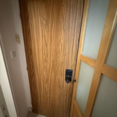 דלת עם מנעול דיגיטלי מותקן